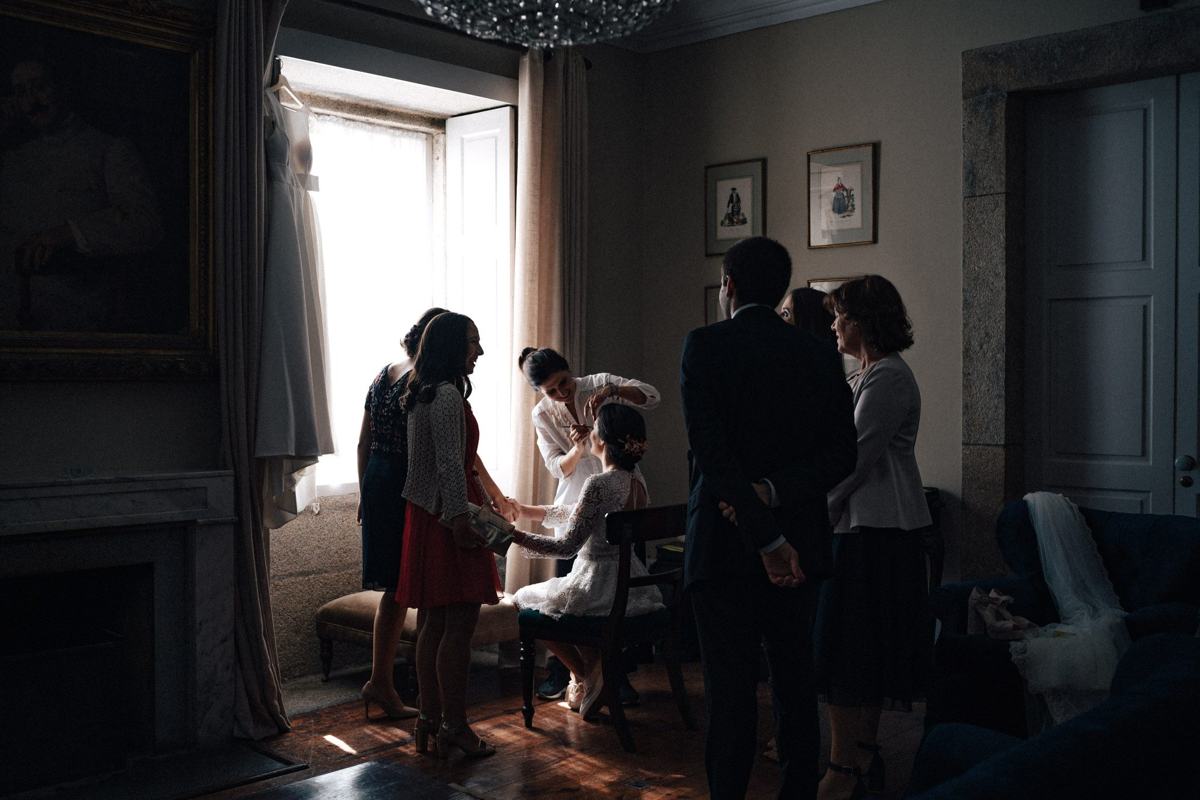 Getting ready, wedding photograph 14