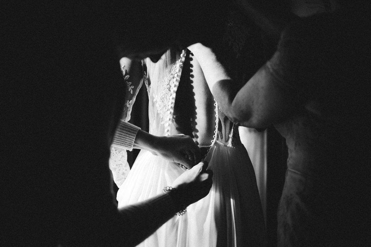 Getting ready, wedding photograph 19