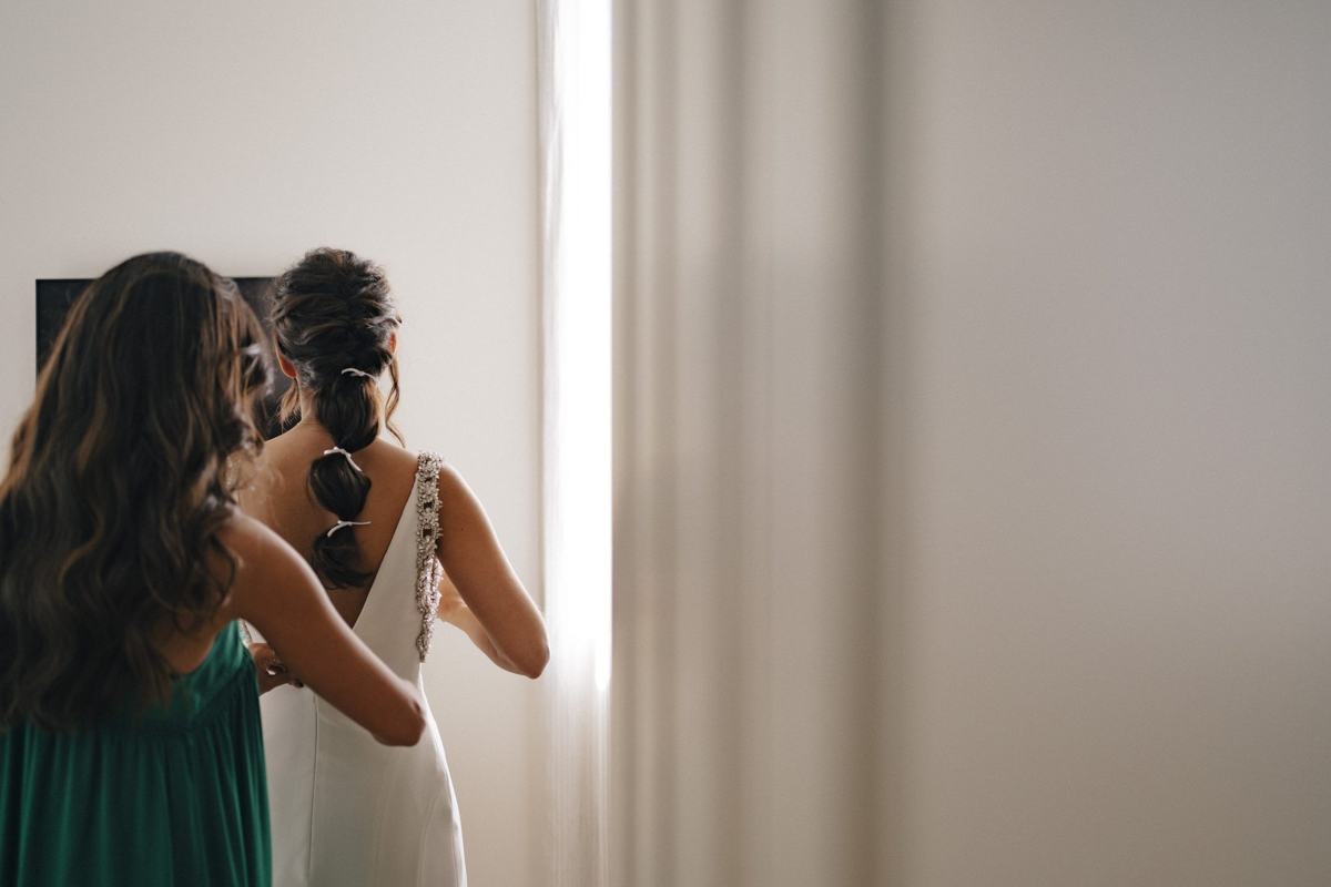 Getting ready, wedding photograph 17